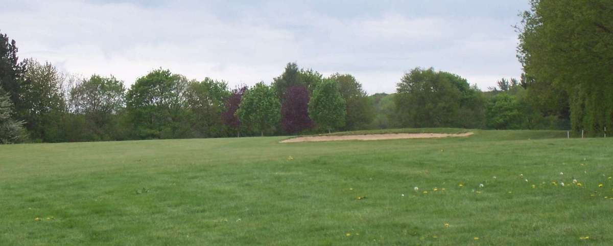 Villarceaux - Drive too far right on 12; play safe or go for it over the trees?